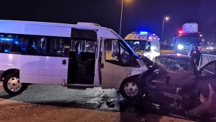 Minibüs ile otomobil çarpıştı: 8 yaralı