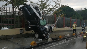 Otomobil asılı kaldı: 1 yaralı