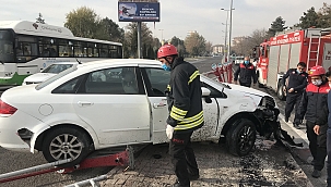 Otomobil bariyerlere çarptı: 2 yaralı