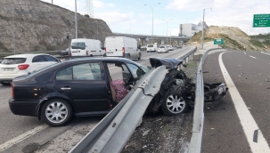 Otomobil bariyerlere saplandı: 4 yaralı