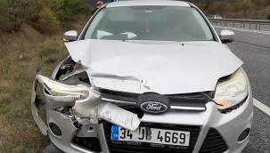 Otomobil çekiciye çarptı: 3 yaralı 