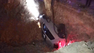 Otomobil çukura düştü 3 yaralı 