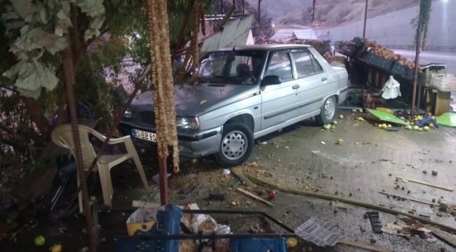 Otomobil dinlenme tesisine girdi! 