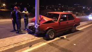 Otomobil direğe çarptı: 2 yaralı 
