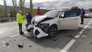 Otomobil ile traktör çarpıştı: 1 ağır yaralı 