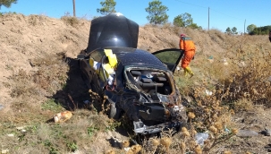 Otomobil şarampole devrildi 