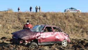 Otomobil tarlaya uçtu: 1'i ağır 4 yaralı