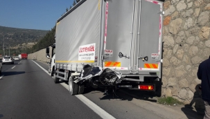 Otomobil tır ile çarpıştı: 1 ölü 3 yaralı