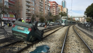 Otomobil tramvay yoluna takla attı