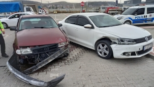 Otomobiller çarpıştı: 1 yaralı