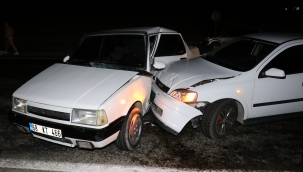 Otomobiller çarpıştı: 2'si çocuk 5 yaralı