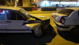 Park halindeki araçlara çarptı: 1 Yaralı