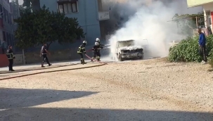 Park halindeki otomobil alev alev yandı 