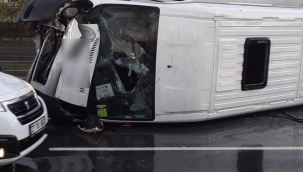 Servis minibüsü devrildi: 14 yaralı
