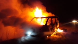 Seyir halindeki minibüs cayır cayır yandı 