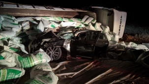 Tır otomobilin üzerine devrildi: 1 ölü 