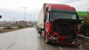 Tır karşı şeride geçti!