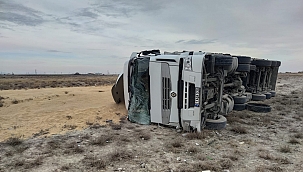 Tır şarampole devrildi: 1 yaralı 