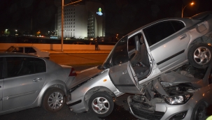 Kazada araçlar birbiri üzerine çıktı! 