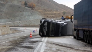 Virajı alamayan bakır yüklü tır devrildi 