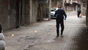 Yoldan geçerken silahla vuruldu