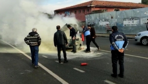 Zabıta ekipleri alev alan aracı söndürdü 