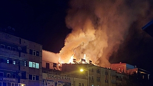 4 katlı binanın çatısı alev alev yandı