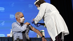 ABD Sağlık Bakanı Covid-19 aşısı oldu