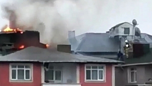 Binanın çatısı alev alev yandı!