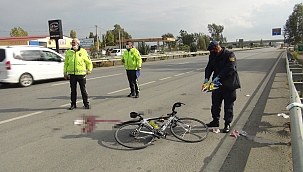 Bisikletçi yayaya çarptı: 1'i ağır 2 yaralı