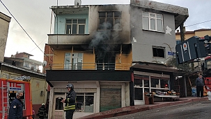 Çakmakla oynarken evi yaktı