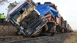 Çarptığı tırı 100 metre sürükledi: 5 yaralı
