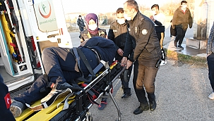 Çatıdan düşen yaşlı adam yaralandı