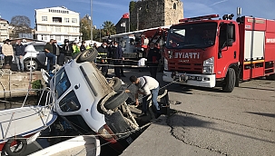 Denize düşmekten son anda kurtuldu 
