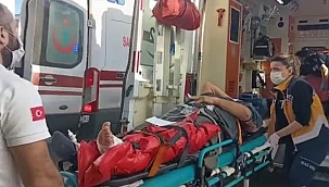 Devrilen traktörünün altında kaldı