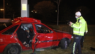 Elektrik direğine çarptı: 2 ölü 1 yaralı