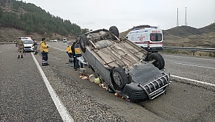 Hafif ticari araç şarampole devrildi 