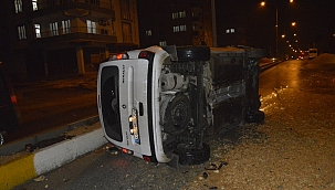 Hafif ticari araç takla attı: 1 yaralı