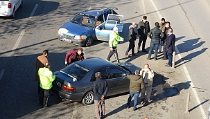 Hasarlı kaza sonrası birbirine girdiler 