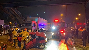 Hurdaya dönen araçtan sağ çıktılar 