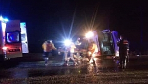 İşçileri taşıyan midibüs devrildi: 27 yaralıv