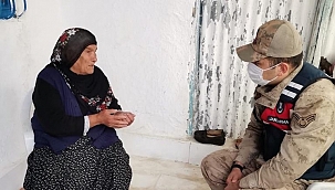 Jandarma yaşlıların yardımına koştu!