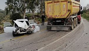 Kamyon otomobili ezip geçti 