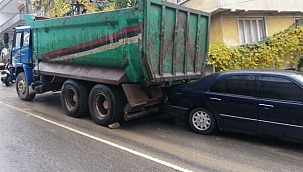 Kamyon park halindeki 6 aracı biçti