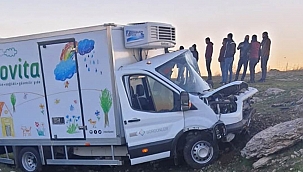 Kamyonet ile otomobil çarpıştı 