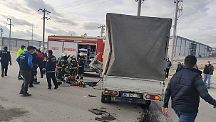 Kamyonet refüje çarptı: 2 yaralı 