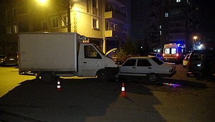 Kamyonetle otomobil çarpıştı: 3 yaralı