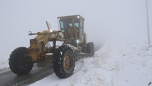 Kar 14 köy yolunu ulaşıma kapattı 