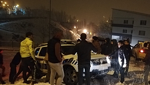 Kayganlaşan yolda trafik kazası