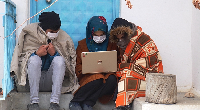 Kış günü dışarıda uzaktan eğitim!